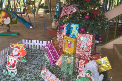 Các trò và cô trang trí cây thông Noel
