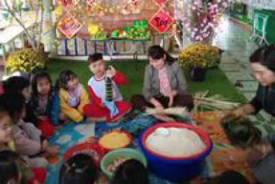 Trẻ trải nghiệm gói bánh chưng ngày tết