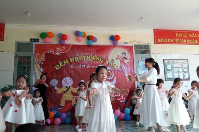 VĂN NGHỆ ĐÊM HỘI TRĂNG RẰM CỦA CÁC CHÁU TRƯỜNG MẪU GIÁO HOA MAI