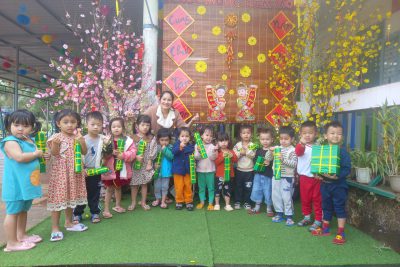 tổ chức cho trẻ trải nghiệm gói bánh chưng