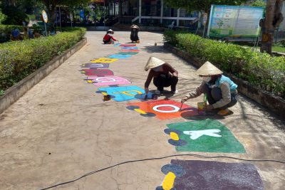 giáo viên trang trí sân trường